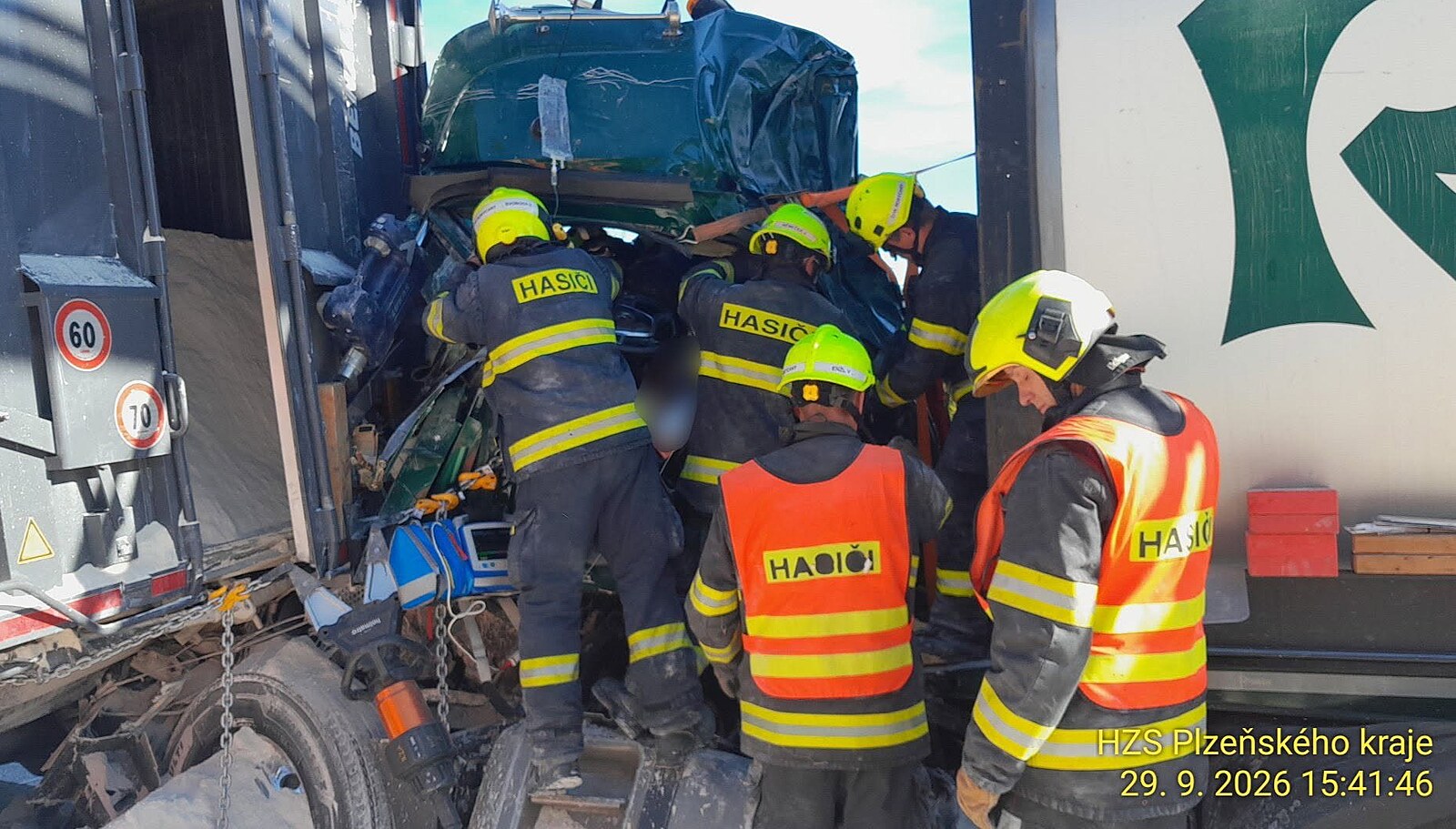 D5 na Rokycansku uzavřela nehoda dvou kamionů, jeden z řidičů se vážně zranil