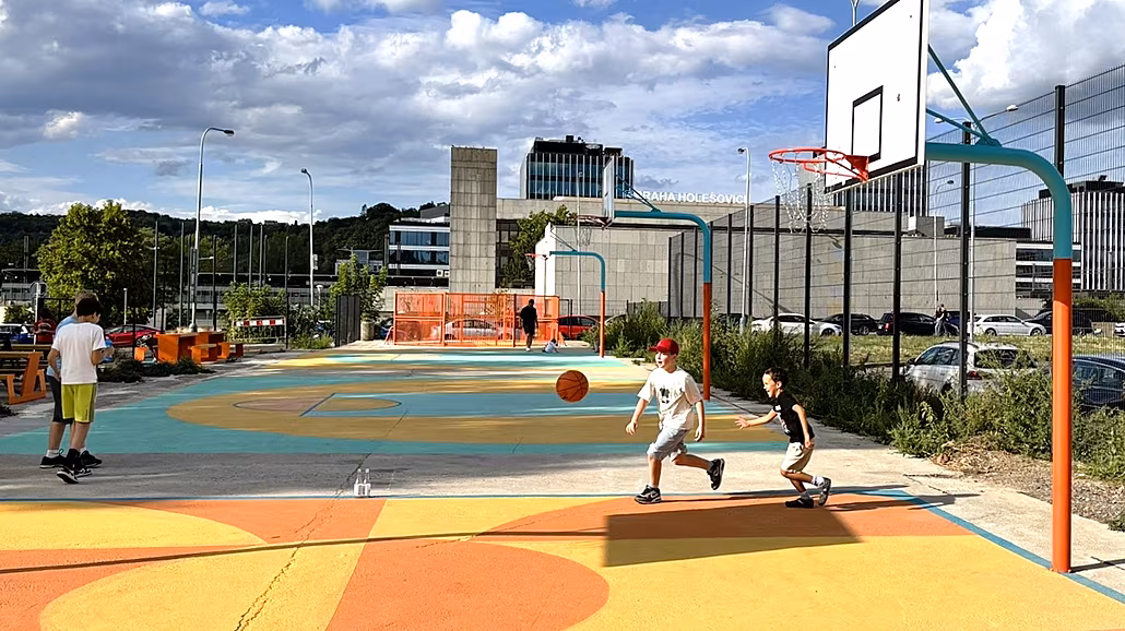 Spot Holešovice, nový multifunkční prostor mezi ulicemi Plynární a Vrbenského.