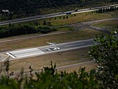 Letadlo p�istává na leti�ti Aspen/Pitkin County Airport v Aspenu v americkém...