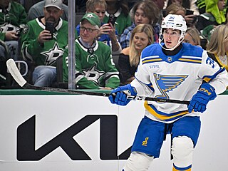 Adam Ji�í�ek ze St. Louis p�i debutu v NHL proti Dallasu.