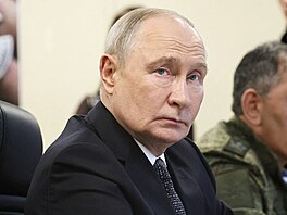 Ruský prezident Vladimir Putin na vojenské základn� �ebarkul v �eljabinské...