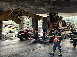 Kamion s nákladem uvázlý pod mostem ve Víde�ské ulici v Praze se pokusí...