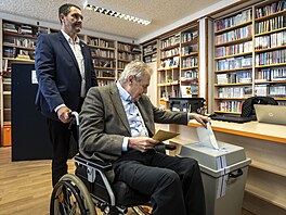 Milo� Zeman volí do komunálních a senátních voleb v Lánech. (9. zá�í 2026)
