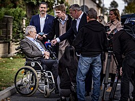 Milo� Zeman volí do komunálních a senátních voleb v Lánech. (9. zá�í 2026)