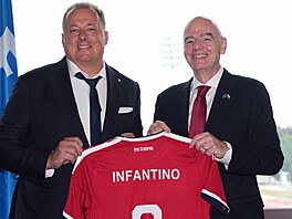 Prezident FIFA Gianni Infantino pózuje s p�edsedou FA�R Davidem Trundou.