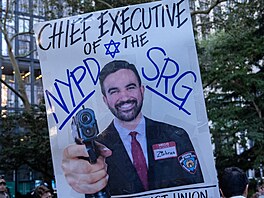 Ú�astník propalestinského protestu v New Yorku dr�í transparent s portrétem...