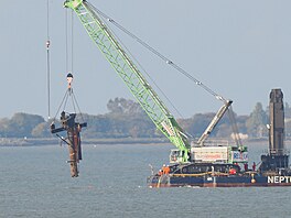 Odstra�ování sto�ár� z vraku lodi SS Richard Montgomery v anglickém Kentu (30....