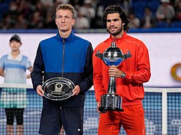 Ji�í Lehe�ka (vlevo) s trofejí pro pora�eného finalistu turnaje v Tokiu, vedle...