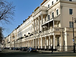 Nám�stí Eaton Square ve �tvrti Belgravia v centru Londýna. Ceny luxusních...