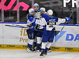 Hokejisté Komety se radují z branky proti Spart�.
