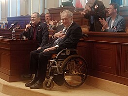 Do Sn�movny se vrátil bývalý prezident Milo� Zeman. Dorazil na seminá� pod...