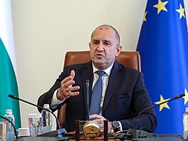 Bulharský premiér Rumen Radev hovo�í k médiím po incidentu v bulharské...