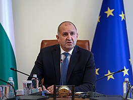 Bulharský premiér Rumen Radev hovo�í k médiím po incidentu v bulharské...