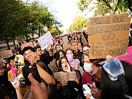 Studenti b�hem protestu proti nedostate�nému financování �kol v Pa�í�i ve...