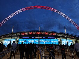 Fanou�ci p�icházejí ke stadionu ve Wembley na utkání Ligy národ� mezi Anglií a...
