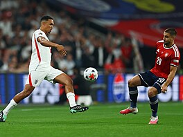 Zleva Trent Alexander-Arnold zpracovává mí� p�ed �eským zálo�níkem Ond�ejem...