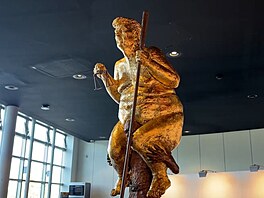 Oran�ový mor. Ve �trasburku vystavili sochu nahého Trumpa