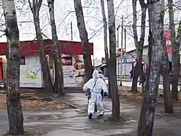 V �elechovu místní zachytili pracovníka nemocnice v celot�lovém obleku. Podle...