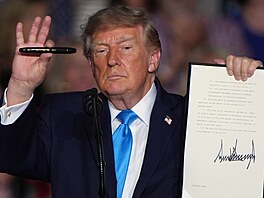 Americký prezident Donald Trump b�hem p�edvolebního shromá�d�ní v Pinnacle Bank...