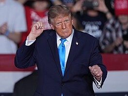 Americký prezident Donald Trump b�hem p�edvolebního shromá�d�ní v Pinnacle Bank...