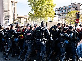 Ve Francii za�al dal�í den blokád �kol a demonstrací. Demonstranti a odborové...