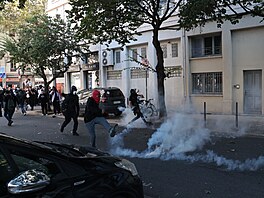 Ve Francii za�al dal�í den blokád �kol a demonstrací. Demonstranti a odborové...