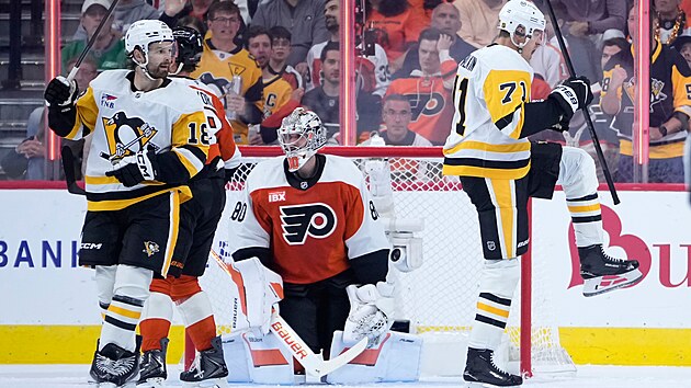 Jevgenij Malkin z Pittsburgh Penguins (71) se raduje, �e p�ekonal brank��e Dana Vlada�e z Philadelphia Flyers.