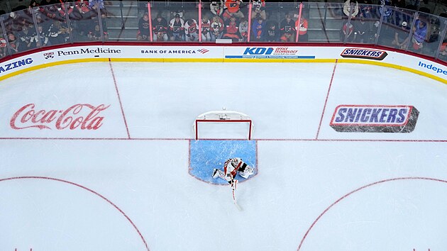 G�lman Dan Vlada� z Philadelphia Flyers b�hem utk�n� s Pittsburgh Penguins.