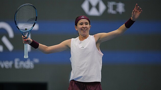 Nikola Bart��ková slaví vít�zství ve �tvrtfinále turnaje WTA v Pekingu.
