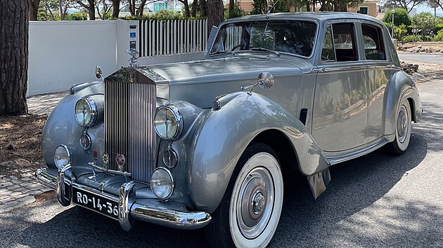 �idi� u� na nás �eká a otevírá dve�e elegantního modelu Silver Dawn z roku 1954.