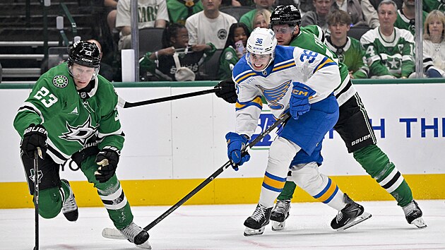 Adam Ji���ek ze St. Louis p�i debutu v NHL proti Dallasu.