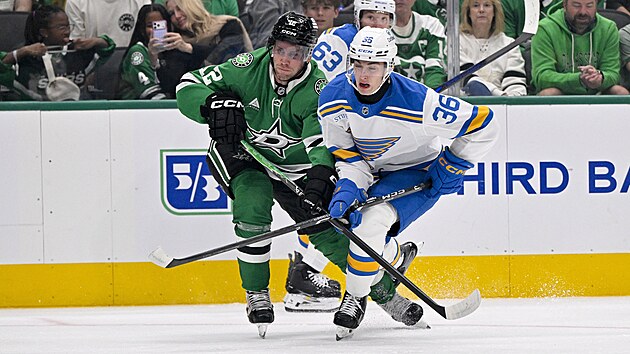 Adam Ji���ek ze St. Louis p�i debutu v NHL �el� tlaku od Radka Faksy z Dallasu.