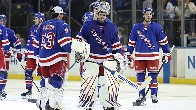 Brank�� Igor �es�orkin slav� v�hru se spoluhr��i z New York Rangers.