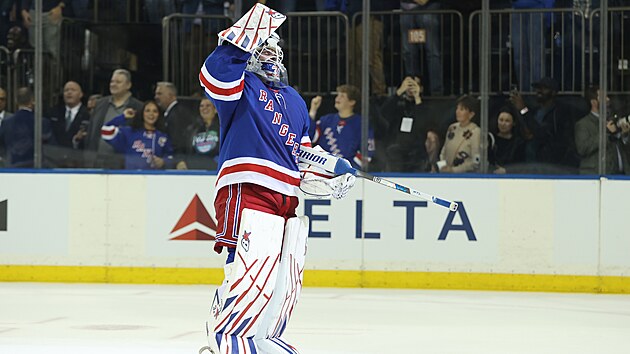 Brank�� Igor �es�orkin z New York Rangers se raduje ze vst�elen�ho g�lu.