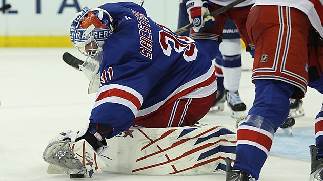Brank�� Igor �es�orkin z New York Rangers zasahuje v z�pase s Tampou.