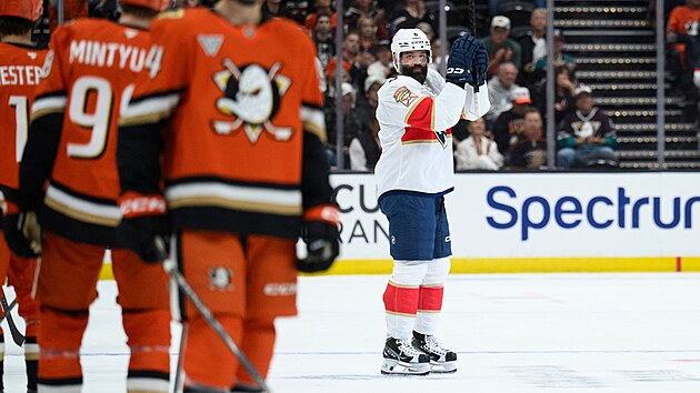 Radko Gudas z Floridy tleská fanou�k�m Anaheimu za v�elé p�ijetí.