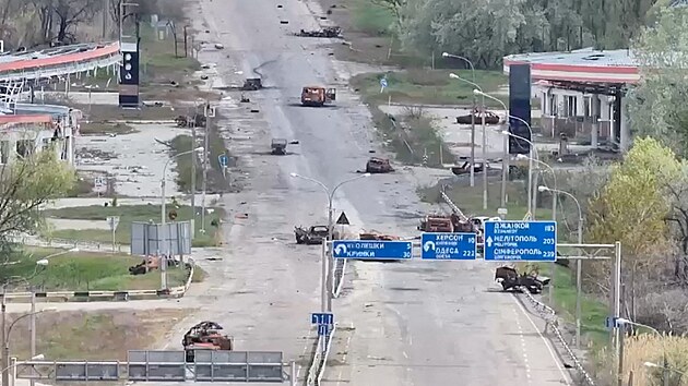 Snímek z dronového videa zachycuje zni�ená vozidla na ulici v Ole�kách v Ruskem...