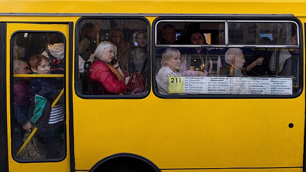 Lidé sedí v autobuse sm��ujícím na levý b�eh Kyjeva po ruských útocích drony na...
