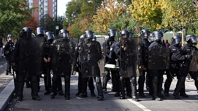 Francouz�t� policist� z po��dkov�ch jednotek stoj� b�hem st�et� s protestuj�c�mi studenty v Saint-Denis u Pa��e. (1. ��jna 2026)