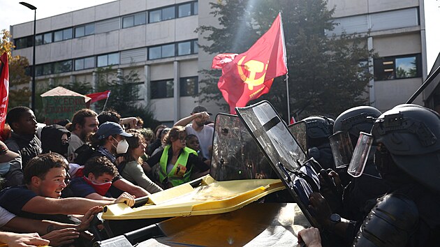 Francouz�t� st�edo�kol�ci a vysoko�kol�ci se b�hem protestu st�et�vaj� s po��dkovou polici� v Saint-Denis u Pa��e. (1. ��jna 2026)