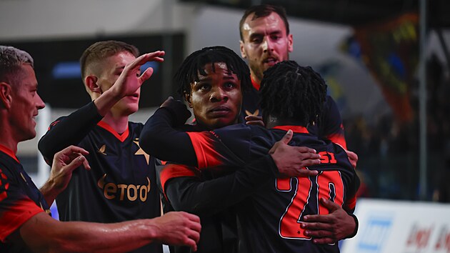 Fotbalisté Slavie slaví vedoucí trefu na hřišti Zlína.