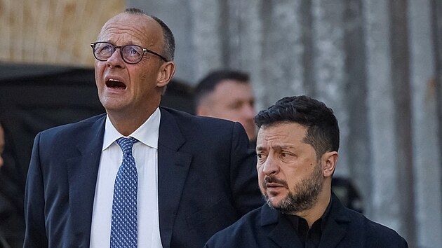 Ukrajinsk� prezident Volodymyr Zelenskyj a n�meck� kancl�� Friedrich Merz nav�t�vili N�m�st� Nez�vislosti v Kyjev� na Ukrajin�, kde stoj� provizorn� pam�tn�k padl�m ukrajinsk�m obr�nc�m v souvislosti s rusk�m �tokem na Ukrajinu. (4. ��jna 2026)