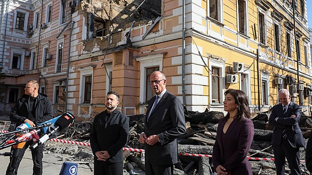 Ukrajinsk� prezident Volodymyr Zelenskyj a n�meck� kancl�� Friedrich Merz nav�t�vili p�i jeho n�v�t�v� Kyjeva m�sto, kde st�la administrativn� budova Ukrajinsk� n�rodn� akademie v�d, kterou zas�hly ned�vn� rusk� �toky. (4. ��jna 2026)