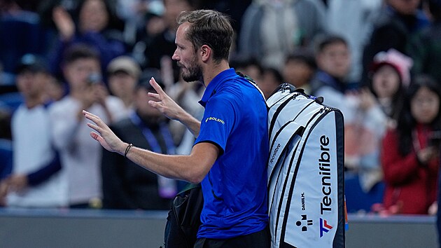 Daniil Medved�v opou�tí kurt po diskvalifikaci v semifinále turnaje v Pekingu.