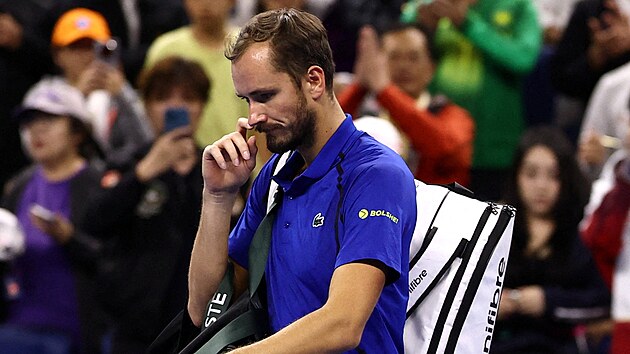 Daniil Medved�v opou�tí kurt po diskvalifikaci v semifinále turnaje v Pekingu.