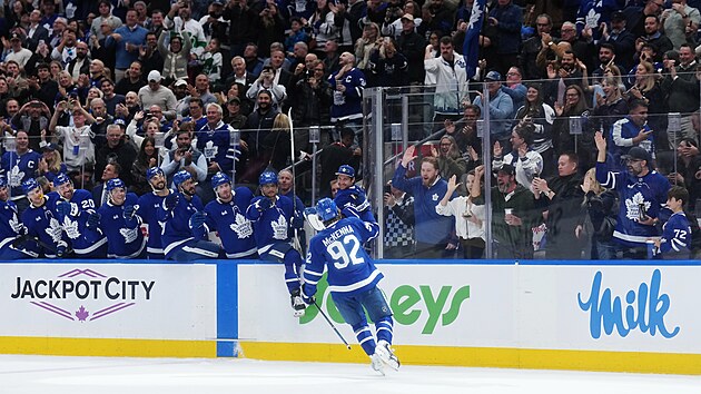 Gavin McKenna se raduje z prvního gólu v NHL.