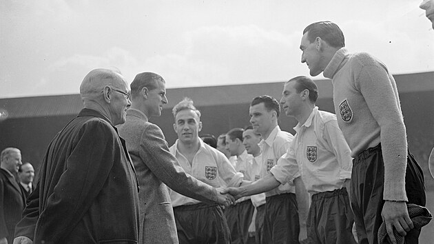Legendární anglický fotbalista Stanley Matthews se zdraví s princem Philipem,...