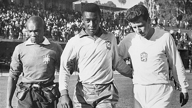 Pelé a Josef Masopust, Brazilec a Čechoslovák, dva velcí fotbaloví přátelé.