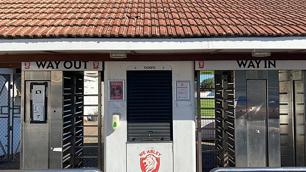 Okolí stadionu Wembley FC, týmu z deváté anglické ligy.