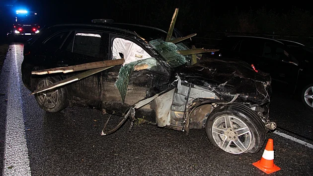 Štěstí pro řidiče, auto na místě spolujezdce prošpikovala prkna z poničené ohrady